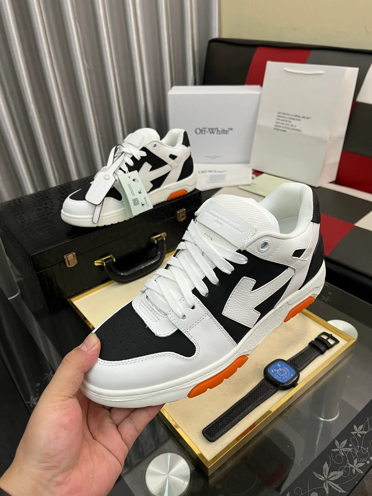 Men's shoes 💰600⌚️⌚️ OFF-White C/O VirGil Abloh fashionable and versatile casual shoes. Exclusive first release of the new model. Made of environmentally friendly cowhide leather and mesh fabric upper material. The insole is embedded with foam cushioning EVA material. The correct midsole is equipped with EVA lightweight cushioning. External tooth nail rubber outsole. The correct accessories can be customized simultaneously. Women's model: 35-40 Men's model: 39-45